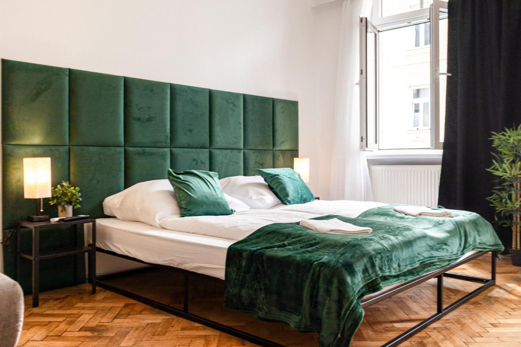 Prime Location & Peaceful Shared 2 Bedroom Apt With Backyard Вена Экстерьер фото